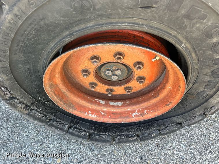 image for item NJ9339 2003 Bobcat S220 skid steer loader