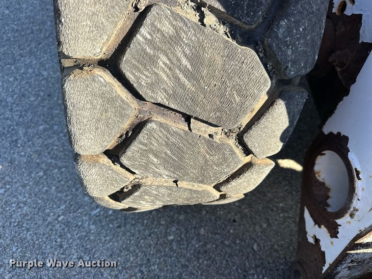 image for item NJ9339 2003 Bobcat S220 skid steer loader