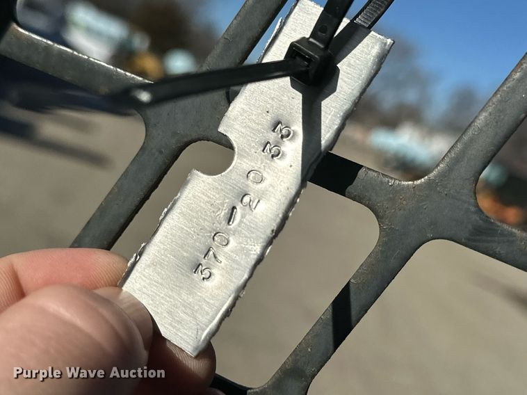 image for item NJ9339 2003 Bobcat S220 skid steer loader