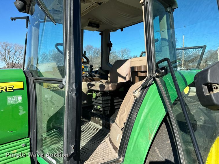 image for item NU9353 2006 John Deere 6415 tractor