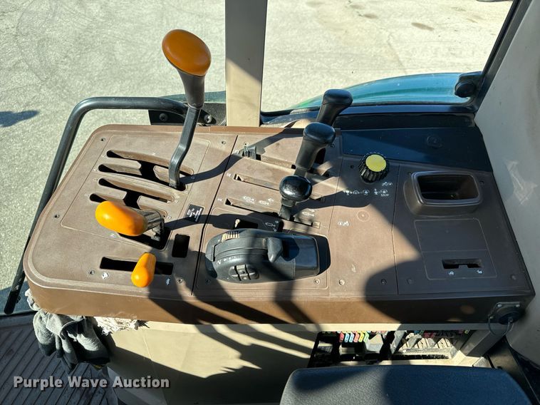 image for item NU9353 2006 John Deere 6415 tractor