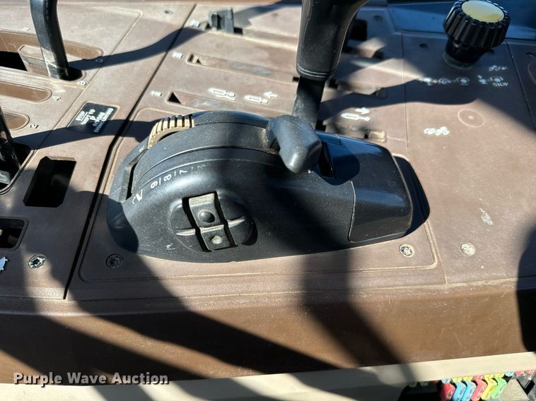 image for item NU9353 2006 John Deere 6415 tractor