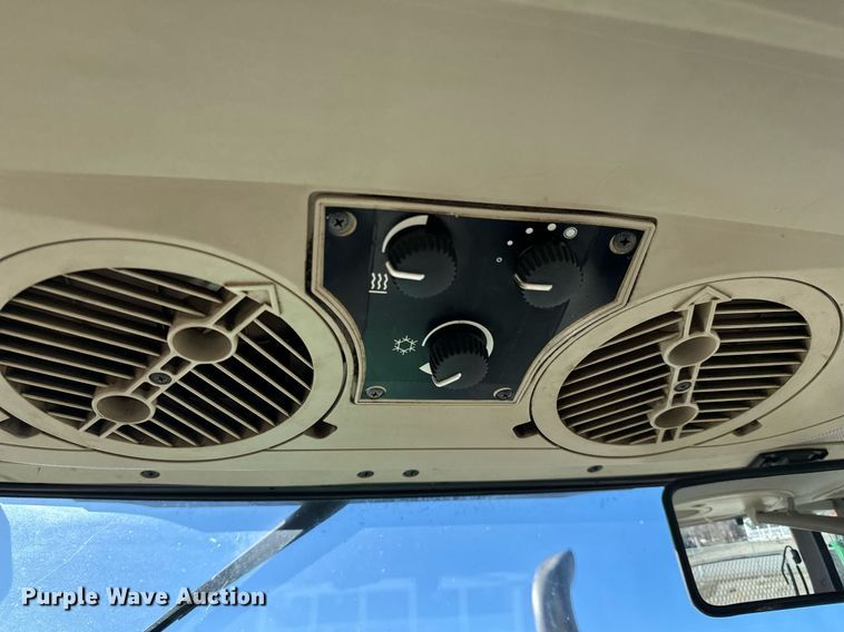 image for item NU9353 2006 John Deere 6415 tractor