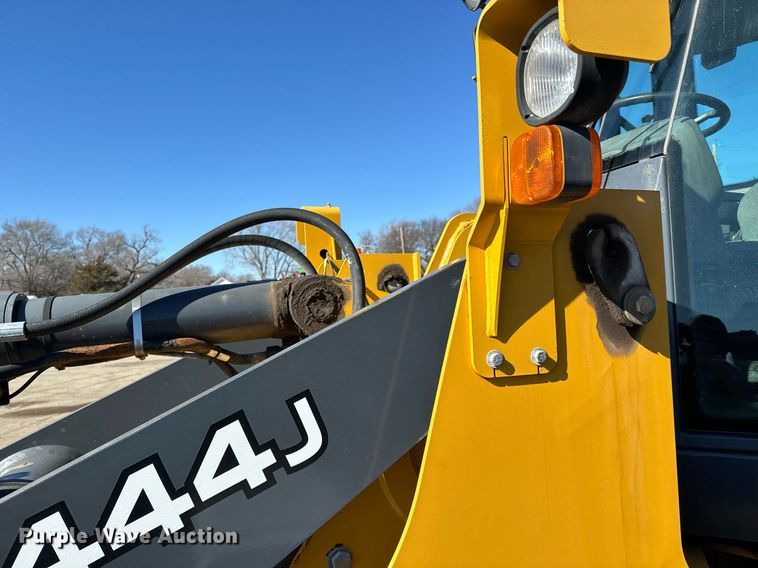 image for item NU9354 2005 John Deere 444J wheel loader