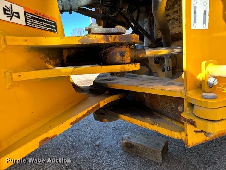 image for item NU9354 2005 John Deere 444J wheel loader