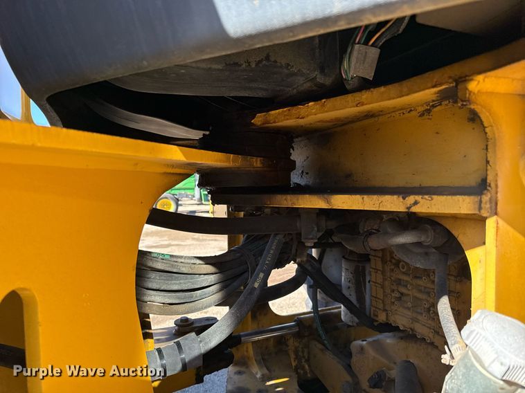 image for item NU9354 2005 John Deere 444J wheel loader