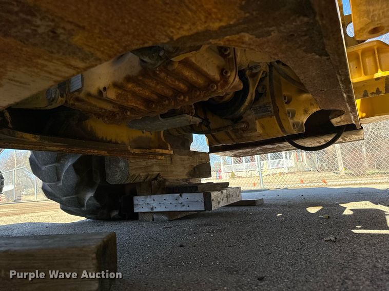 image for item NU9354 2005 John Deere 444J wheel loader