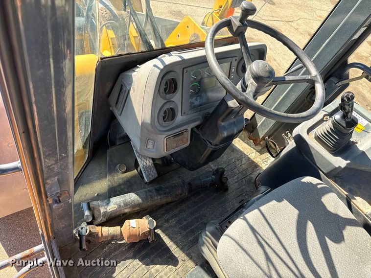 image for item NU9354 2005 John Deere 444J wheel loader