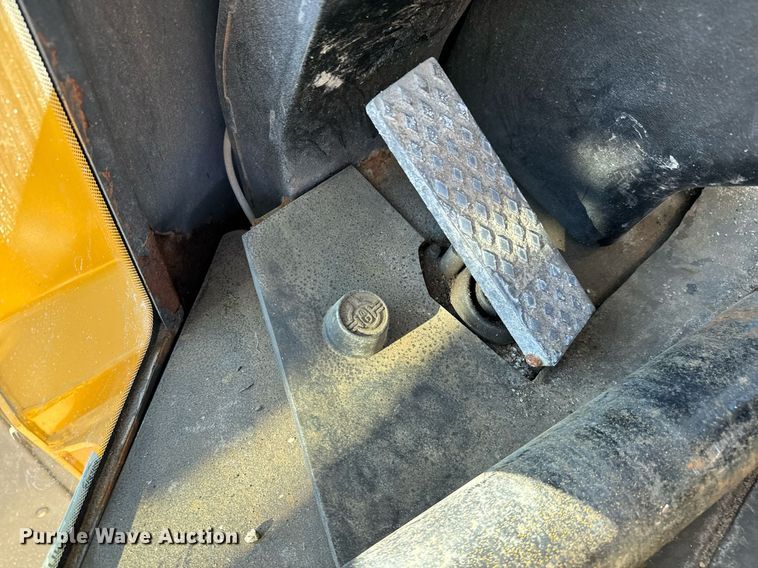 image for item NU9354 2005 John Deere 444J wheel loader