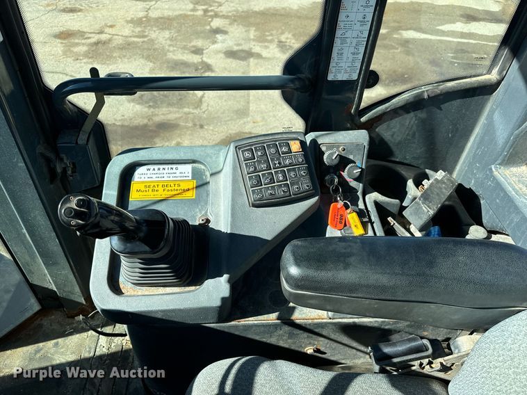 image for item NU9354 2005 John Deere 444J wheel loader