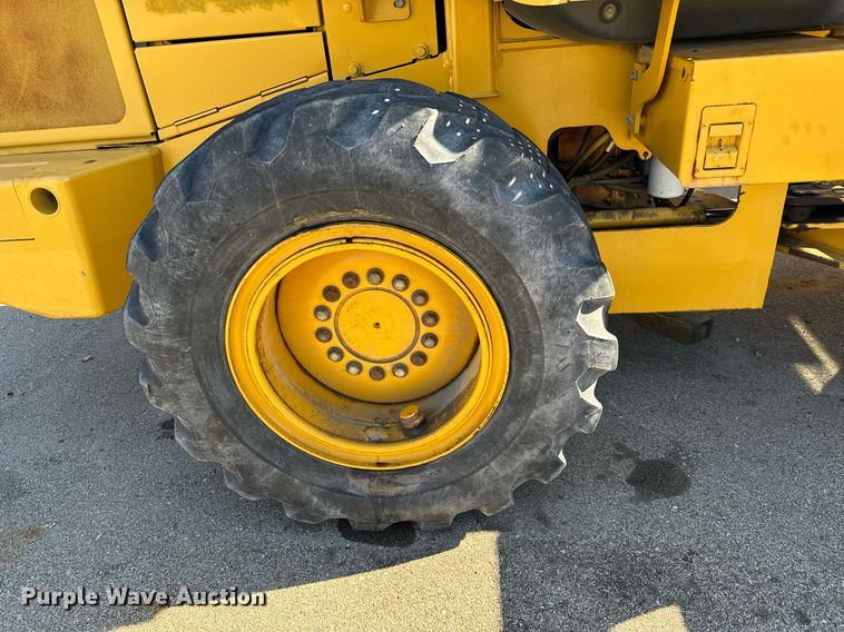 image for item NU9354 2005 John Deere 444J wheel loader