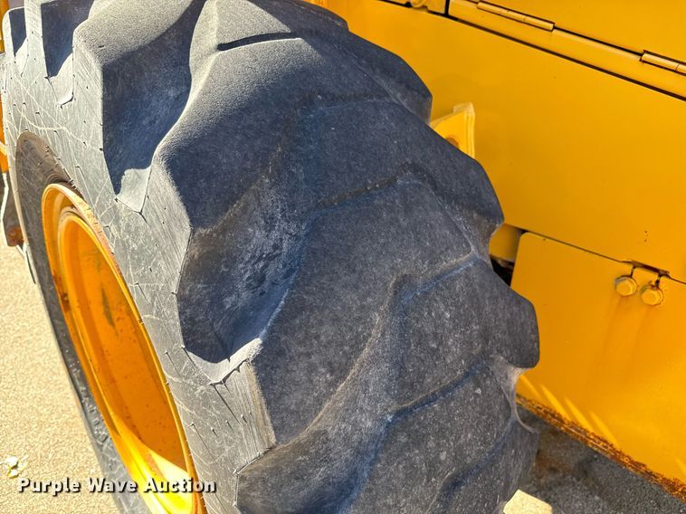 image for item NU9354 2005 John Deere 444J wheel loader