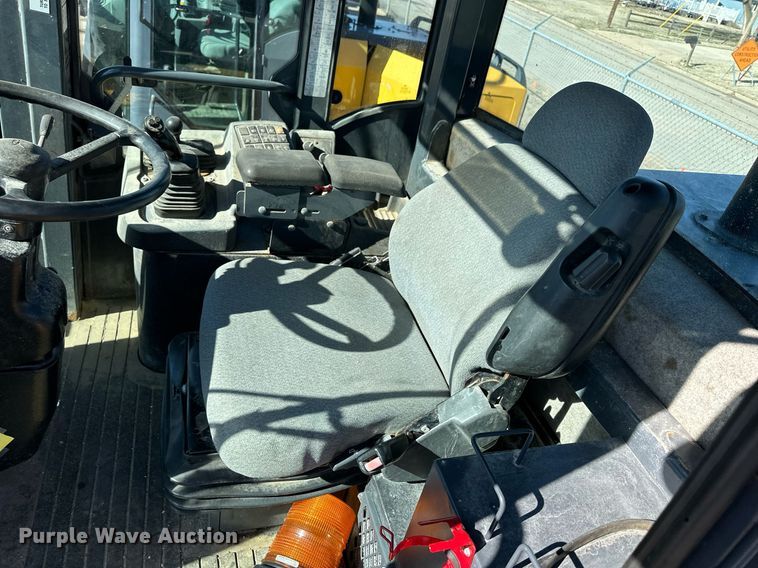 image for item NU9355 2007 John Deere 624J wheel loader