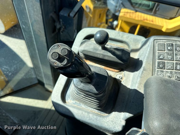 image for item NU9355 2007 John Deere 624J wheel loader