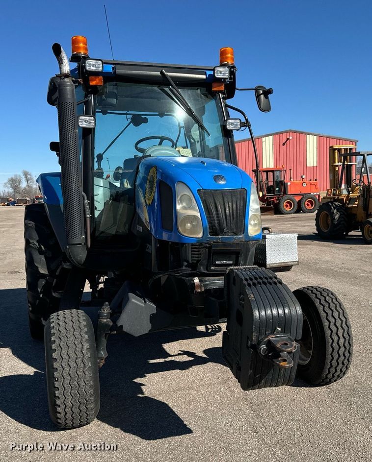 image for item NU9370 2008 New Holland T-6020 tractor