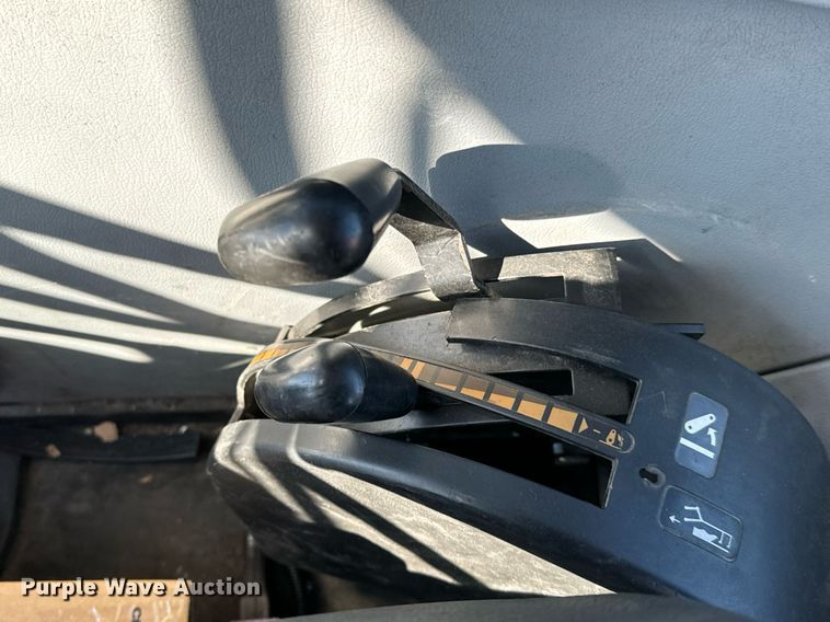 image for item NU9370 2008 New Holland T-6020 tractor