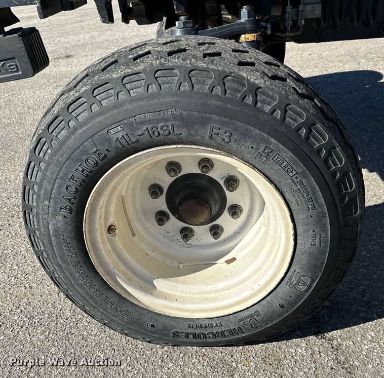 image for item NU9370 2008 New Holland T-6020 tractor