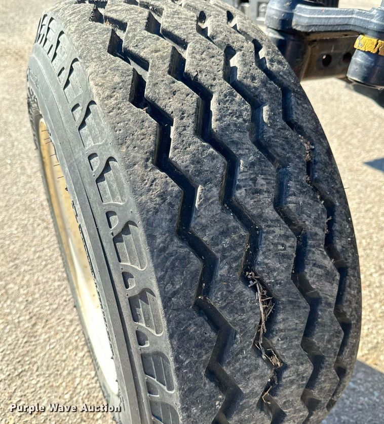 image for item NU9370 2008 New Holland T-6020 tractor