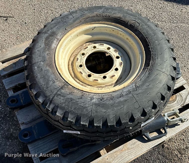 image for item NU9370 2008 New Holland T-6020 tractor