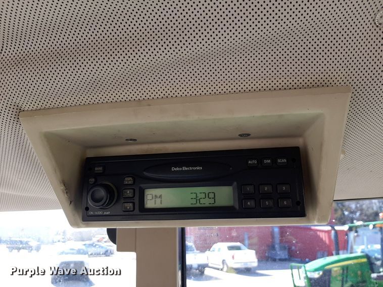 image for item NU9371 2007 John Deere 6415 tractor