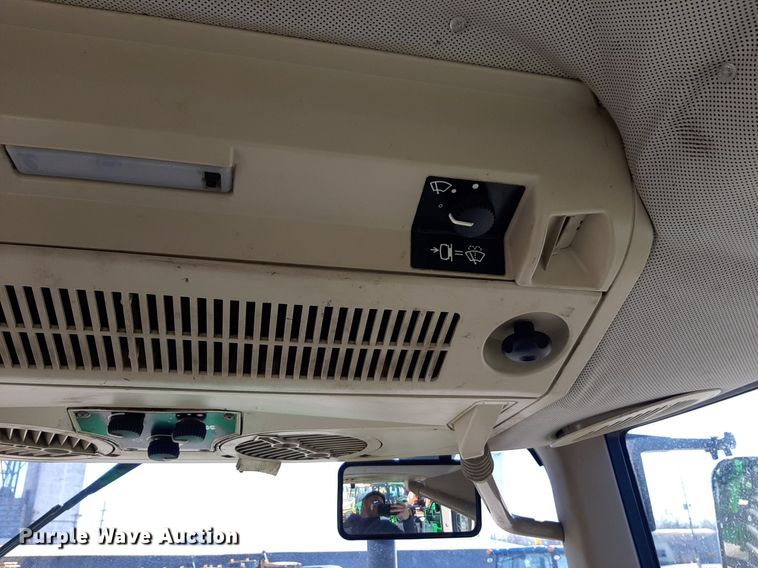 image for item NU9371 2007 John Deere 6415 tractor