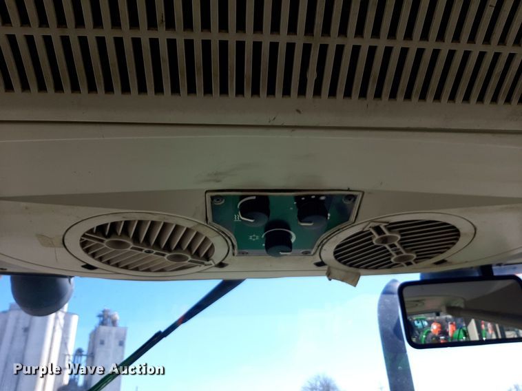 image for item NU9371 2007 John Deere 6415 tractor