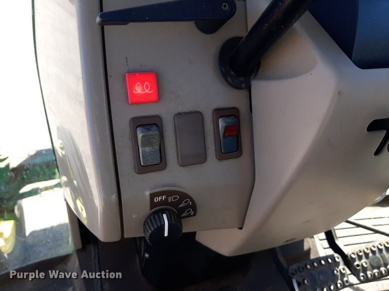 image for item NU9373 2005 John Deere 6415 tractor