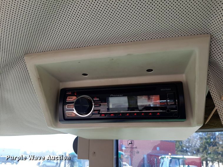 image for item NU9373 2005 John Deere 6415 tractor