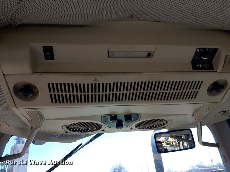 image for item NU9373 2005 John Deere 6415 tractor