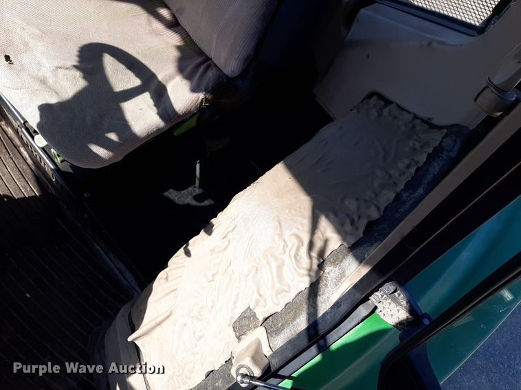 image for item NU9373 2005 John Deere 6415 tractor