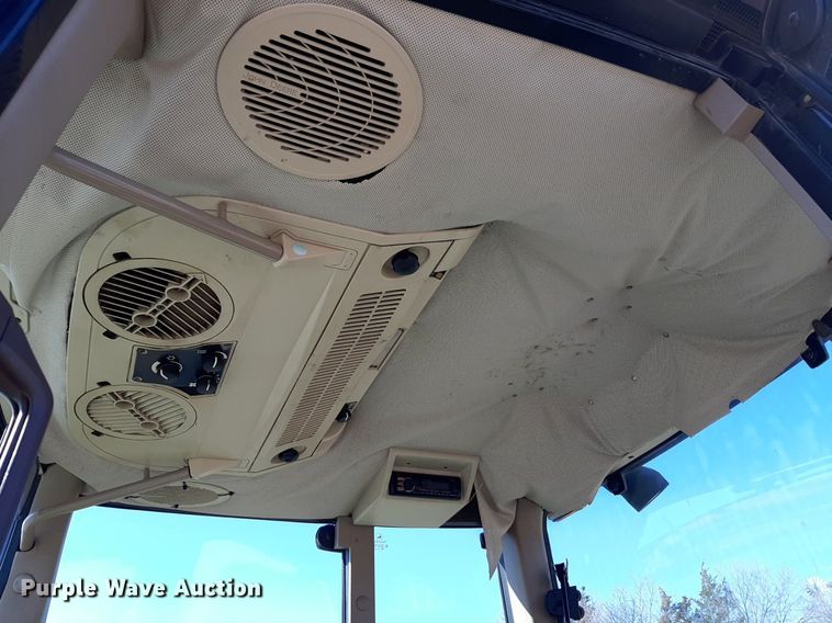 image for item NU9373 2005 John Deere 6415 tractor