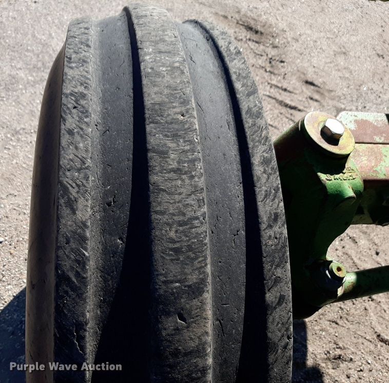 image for item NU9373 2005 John Deere 6415 tractor