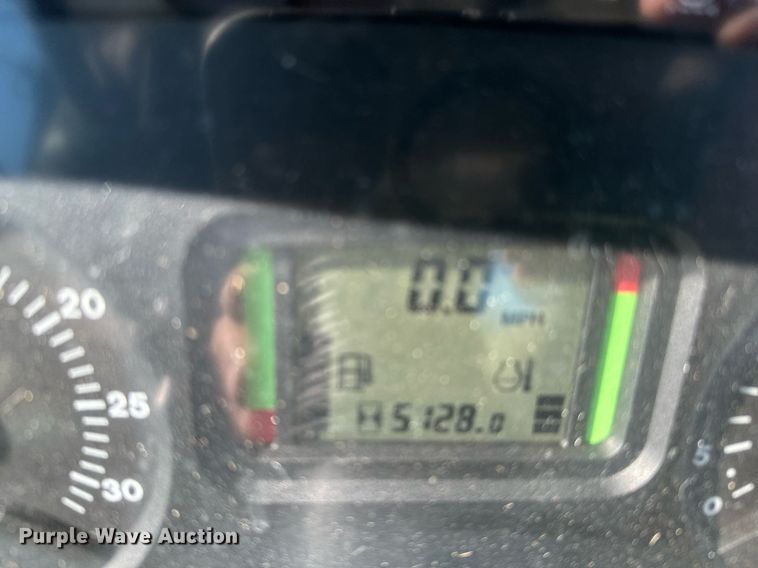 image for item NU9374 2007 John Deere 6415 tractor