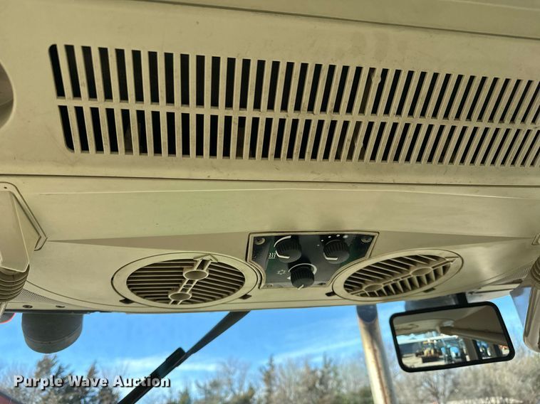 image for item NU9374 2007 John Deere 6415 tractor