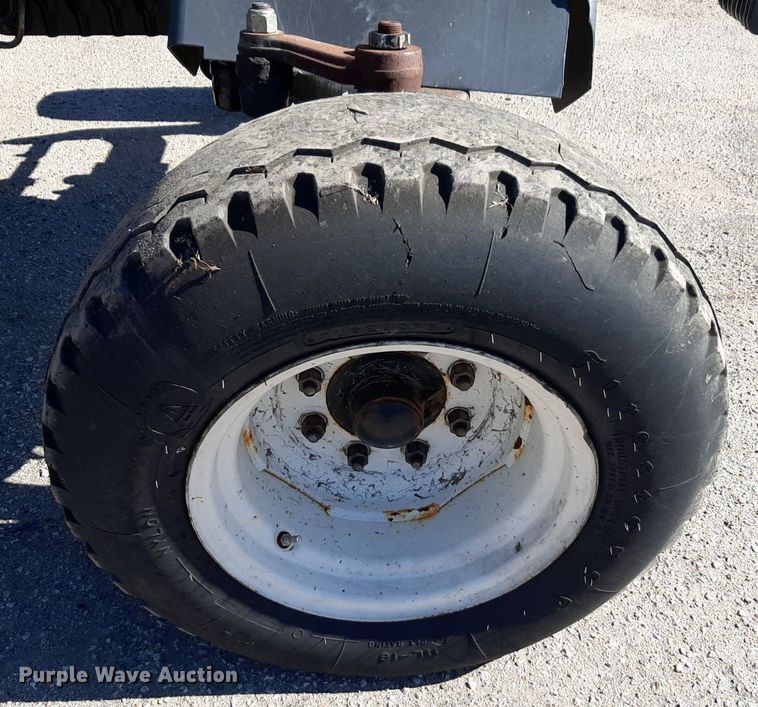 image for item NU9376 2008 New Holland T-6020 tractor