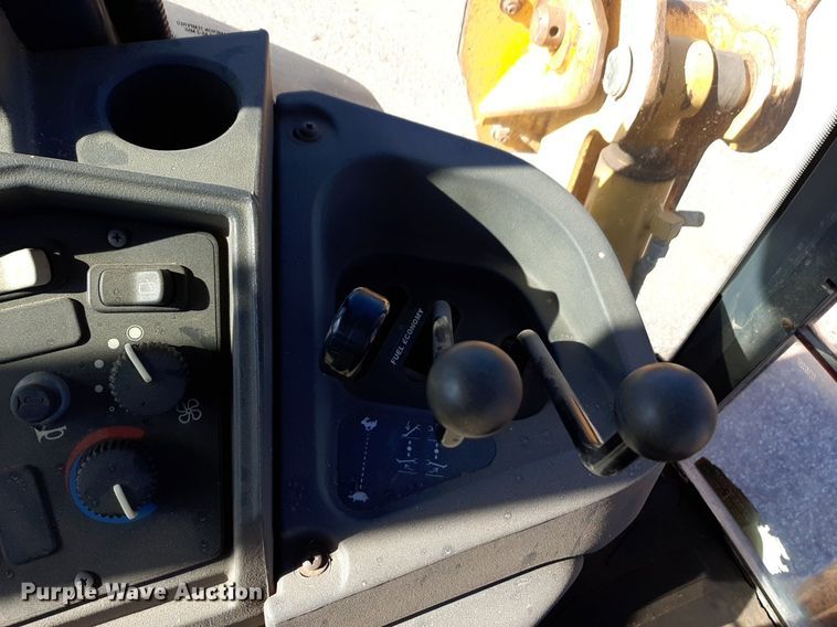 image for item NU9378 1998 John Deere 310G backhoe