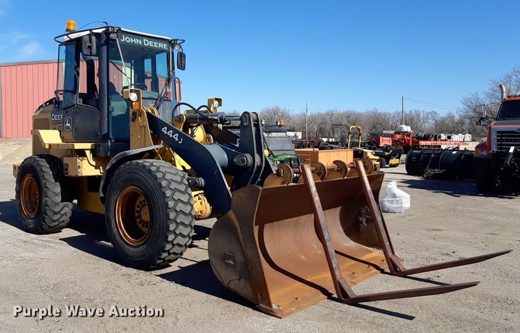 image for item NU9379 2005 John Deere 444J wheel loader