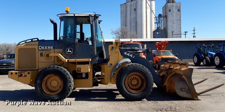 image for item NU9379 2005 John Deere 444J wheel loader