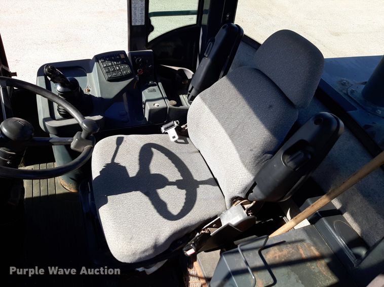 image for item NU9379 2005 John Deere 444J wheel loader