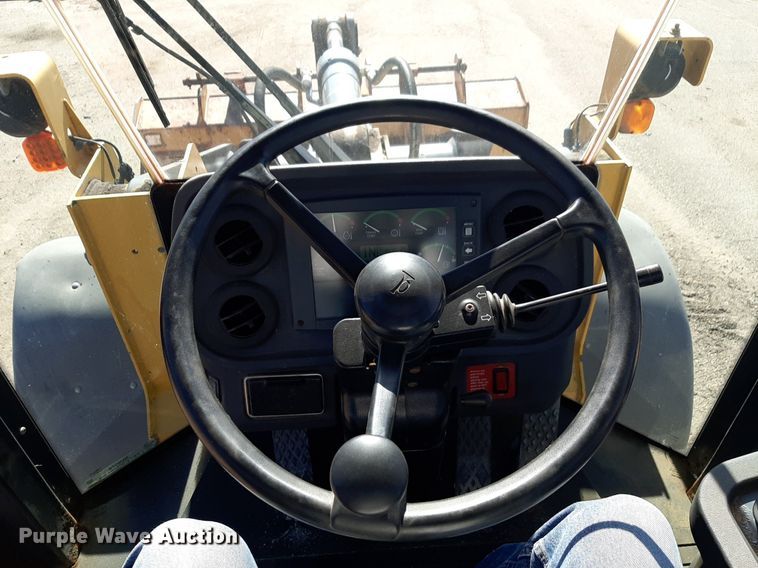 image for item NU9379 2005 John Deere 444J wheel loader