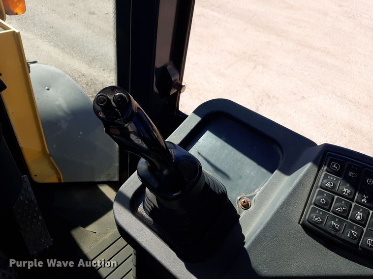 image for item NU9379 2005 John Deere 444J wheel loader