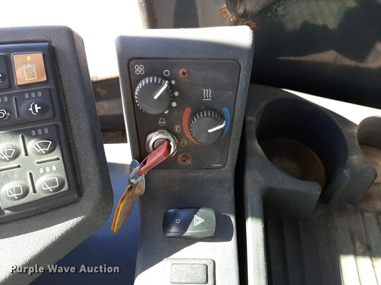 image for item NU9379 2005 John Deere 444J wheel loader