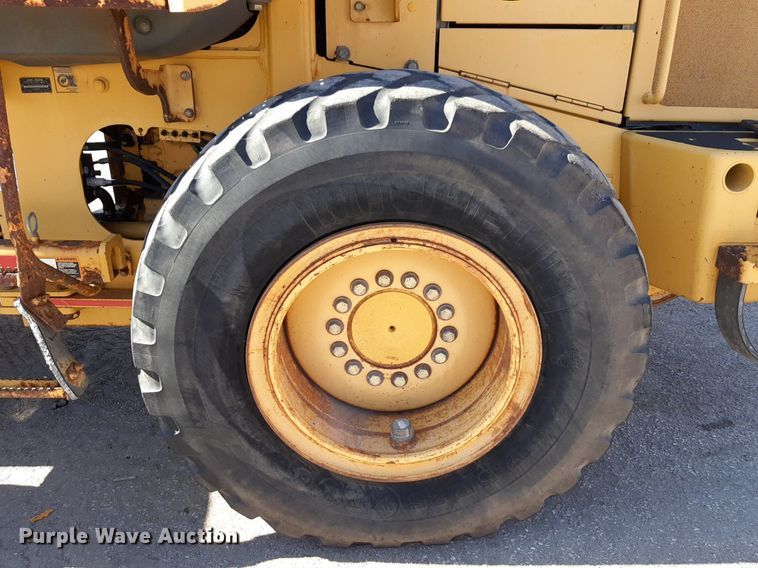 image for item NU9379 2005 John Deere 444J wheel loader