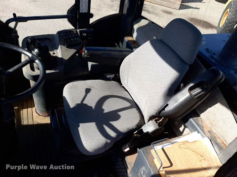 image for item NU9380 2005 John Deere 444J wheel loader