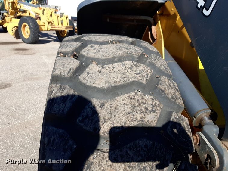 image for item NU9380 2005 John Deere 444J wheel loader