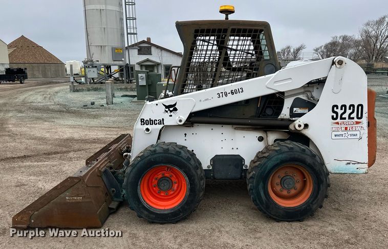image for item OA9505 Bobcat S220 skid steer loader