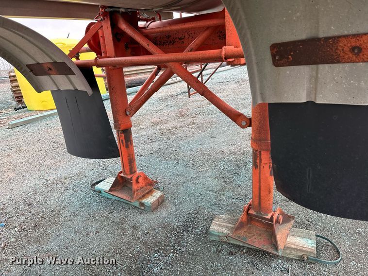 image for item OA9508 1986 Etnyre tank trailer