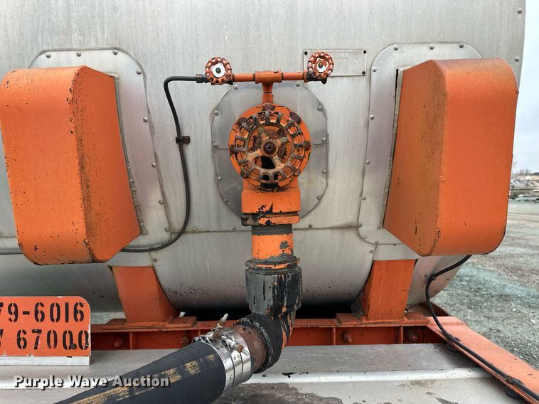 image for item OA9508 1986 Etnyre tank trailer