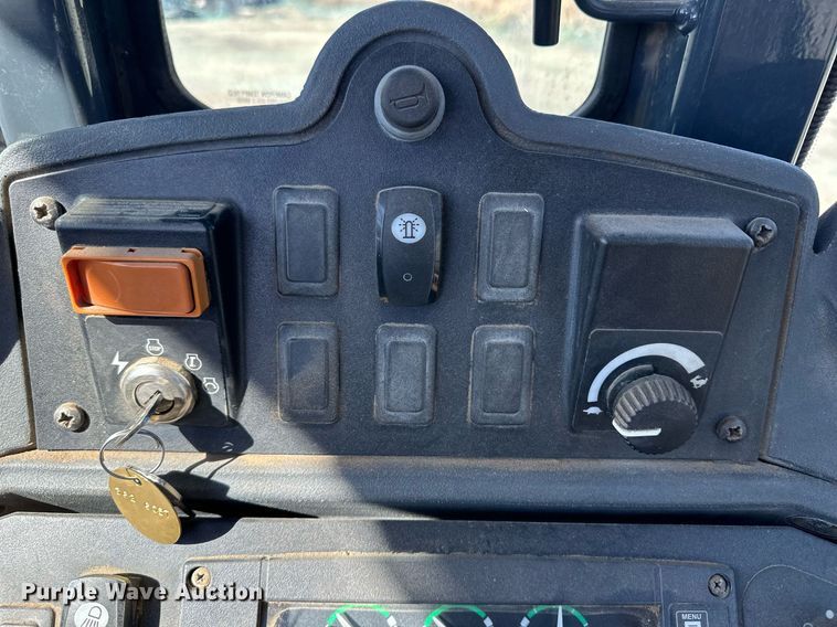 image for item OA9516 2007 John Deere 310J backhoe