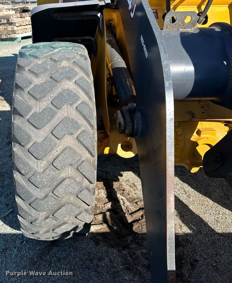 image for item OA9519 2006 John Deere 444J wheel loader